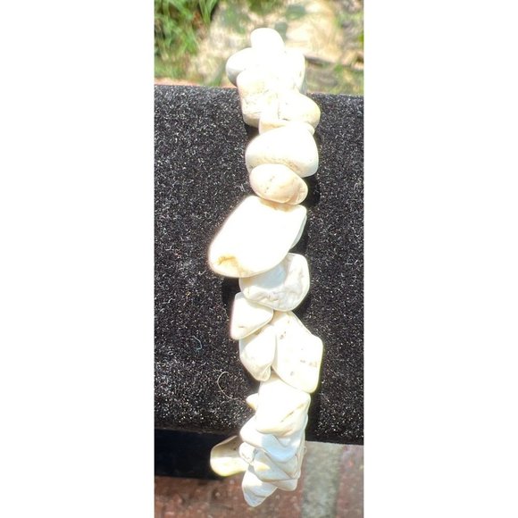 White Agate Chip & Nugget Stretch Bracelet -- 7.25" - Picture 6 of 6